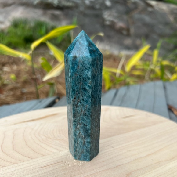 Blue apatite crystal tower - Picture 2 of 7